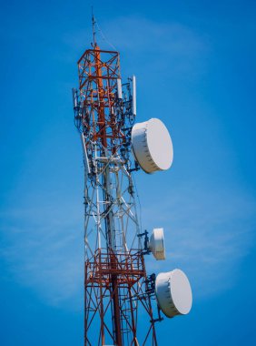 Gökyüzü arka planında akıllı cep telefonu için 5G baz istasyonu.