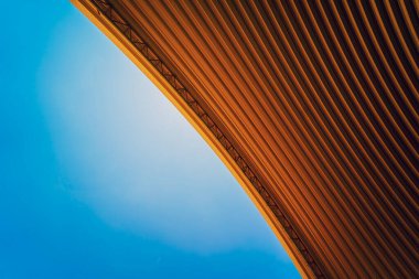 Mavi gökyüzünde soyut arkaplan spiral metal kemer.