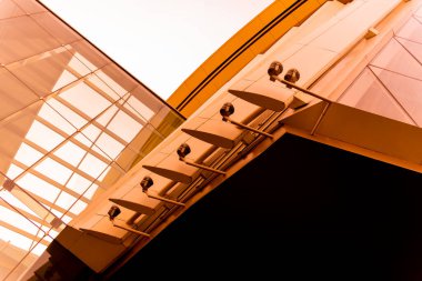 Metal ve camla modern soyut mimari ve ayrıntılı arka plan.