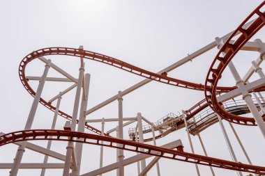 Işık arkaplanındaki büyük roller coaster detayları.
