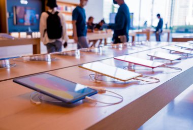 BANGKOK, THAILAND - 07 Ağustos 2023: Bangkok 'taki Apple Store' un iç görünümü.