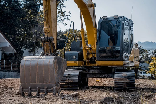 用铲子挖土的挖掘机在堆石场为地基挖地 — 图库照片