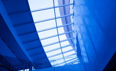 Metal ve camla modern soyut mimari ve ayrıntılı arka plan.