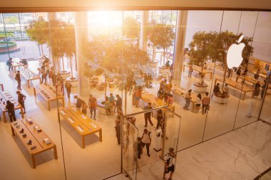 BANGKOK, THAILAND - 07 Ağustos 2023: Bangkok 'taki Apple Store' un dış görünümü.
