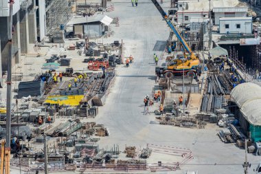 Modern inşaat sahasında çalışan işçi kavramı.