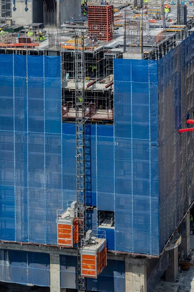 新しい建築物の外観上の大きなエレベーター — ストック写真