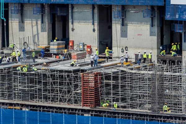 Koncepcja Robotników Pracujących Nowoczesnym Placu Budowy — Zdjęcie stockowe