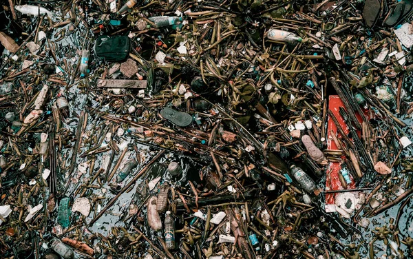 Droga Wodna Zapchana Plastikowymi Zanieczyszczeniami Innymi Odpadami — Zdjęcie stockowe