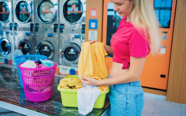 Νεαρή Όμορφη Γυναίκα Πλένει Και Στεγνώνει Ρούχα Στο Πλυντήριο — Φωτογραφία Αρχείου