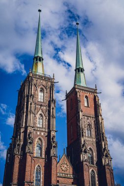 WROCLAW, POLAND - 15 Nisan 2023: Wroclaw 'daki eski tarihi katedralin dışı