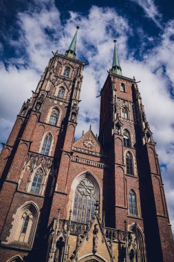 WROCLAW, POLAND - 15 Nisan 2023: Wroclaw 'daki eski tarihi katedralin dışı
