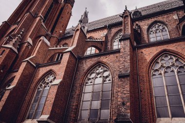 Avrupa 'daki eski gotik katedralin mimari ayrıntıları.