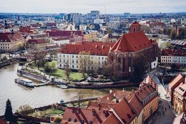 WROCLAW, POLAND - 15 Nisan 2023: Eski Wroclaw kasabasının tarihi evleri ve caddelerinin güzel manzarası