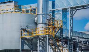 Otoyol kenarında modern bir fabrika binası..