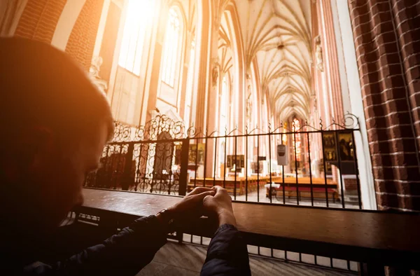 Silhouet Van Een Jonge Man Die Het Zonlicht Kerk Bidt — Stockfoto