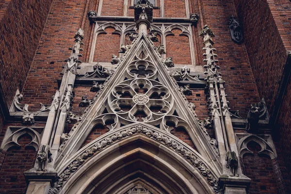 Avrupa 'daki eski gotik katedralin mimari ayrıntıları.