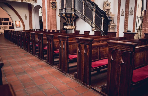 Ряди Церковних Лавок Старій Єврозойській Католицькій Церкві — стокове фото
