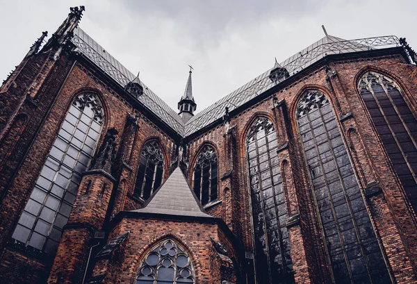 Avrupa 'daki eski gotik katedralin mimari ayrıntıları.