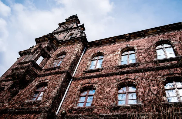 Фасад Старинного Европейского Исторического Здания Винтажными Окнами Дверями — стоковое фото
