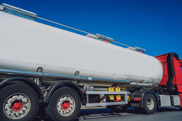 Camião Cisterna Branco Transportando Combustível Longo Estrada Fundo Céu Azul — Fotografia de Stock