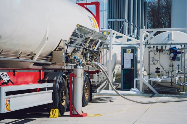 工業用ガス製造用液体窒素タンク及び熱交換器コイル — ストック写真