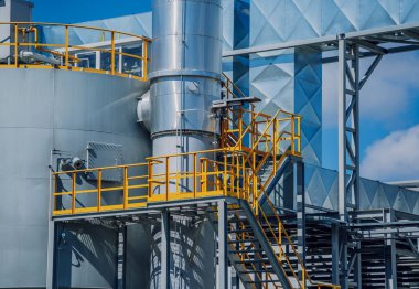 Otoyol kenarında modern bir fabrika binası..