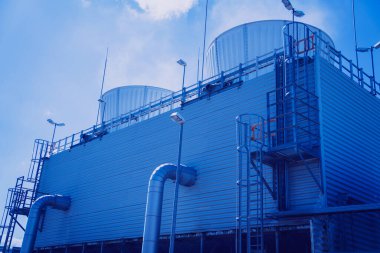 Otoyol kenarında modern bir fabrika binası..