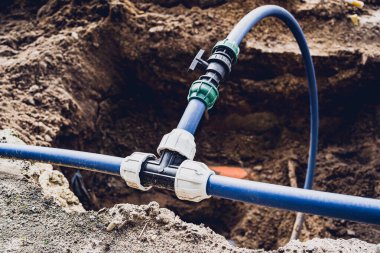 İnşaat alanında boruları ve kabloları olan büyük bir inşaat alanı.