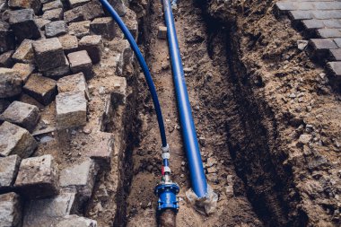 İnşaat alanında boruları ve kabloları olan büyük bir inşaat alanı.