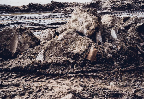 建筑工地的挖掘机轮胎脚印 — 图库照片