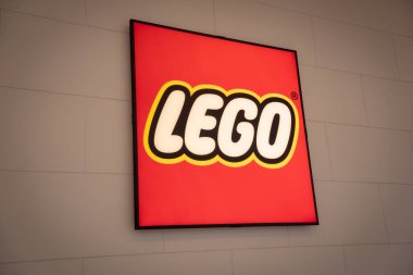 KUALA LUMPUR, MALAYSIA - 04 Aralık 2022: Alışveriş merkezinin vitrininde lego marka perakende satış mağazası logosu.