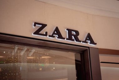 KUALA LUMPUR, MALAYSIA - 04 ARALIK 2022: Zara marka perakende satış mağazası logosu.