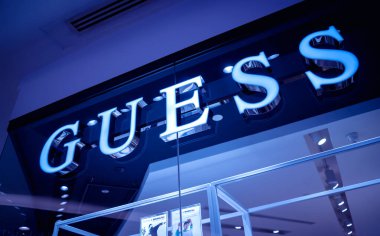 KUALA LUMPUR, MALAYSIA - Aralık 04, 2022: Marka perakende mağaza logo levhası tahmin et.