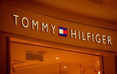 KUALA LUMPUR, MALAYSIA - 04 ARALIK 2022: Tommy Hilfiger marka perakende satış mağazası logosu.