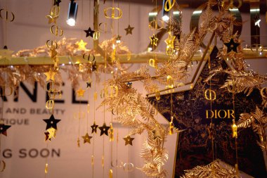 KUALA LUMPUR, MALAYSIA - Aralık 04, 2022: Christian Dior marka perakende satış mağazası logosu alışveriş merkezinin vitrininde.