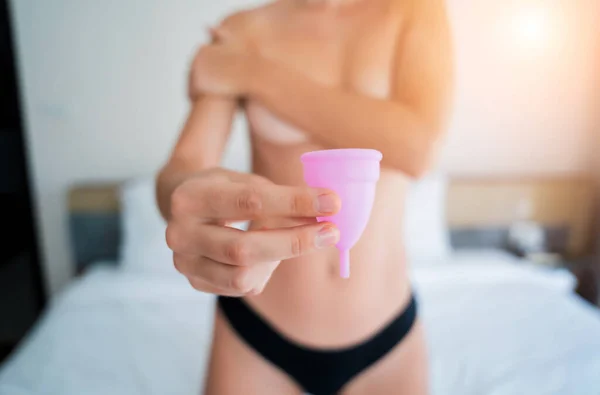 Jonge Mooie Vrouw Thuis Met Een Menstruatiecup Haar Handen — Stockfoto