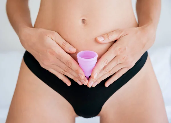 Jovem Mulher Bonita Casa Segurando Uma Xícara Menstrual Suas Mãos — Fotografia de Stock