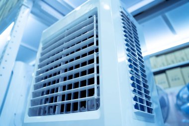 Büyük bir mağazanın galerisindeki havalandırma kanalı..