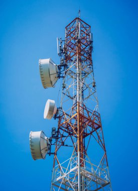 Gökyüzü arka planında akıllı cep telefonu için 5G baz istasyonu.