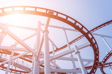 Işık arkaplanındaki büyük roller coaster detayları.