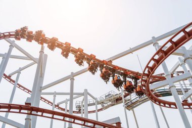 Işık arkaplanındaki büyük roller coaster detayları.