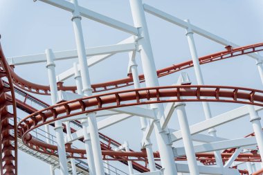 Işık arkaplanındaki büyük roller coaster detayları.