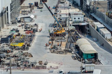 Modern inşaat sahasında çalışan işçi kavramı.