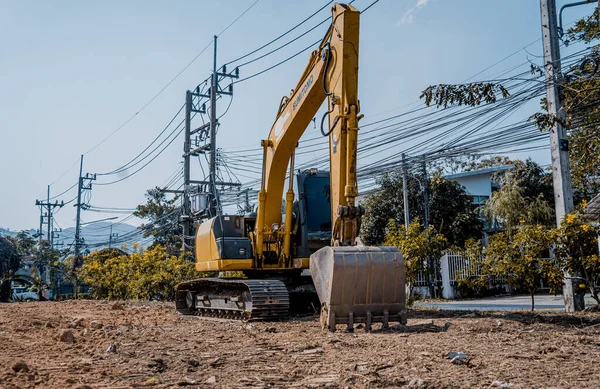 Vykopávač Lopatou Vykopává Půdu Pro Základy Místě Přestavby — Stock fotografie