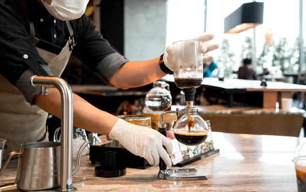 Barista Připravuje Kávový Nápoj Velkém Nákupním Centru — Stock fotografie