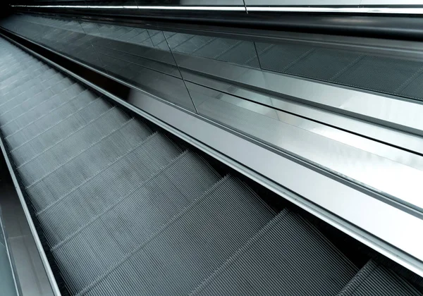 商场内的现代自动扶梯系统 — 图库照片