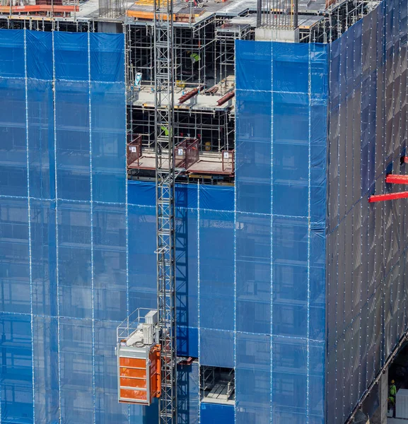 Elevador Grande Exterior Uma Construção Nova Edifício — Fotografia de Stock