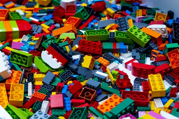 Masadaki çok renkli plastik tuğlalara bak