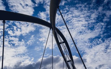 Gökyüzü arka planında cam cepheli modern bina.