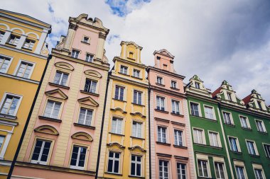 WROCLAW, POLAND - 15 Nisan 2023: Wroclaw 'daki Eski Şehir' in tarihi evleri ve caddelerinin dışı